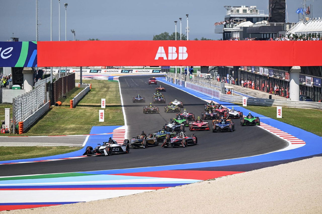 Inicio vibrante del ePrix de Misano con monoplazas luchando codo a codo