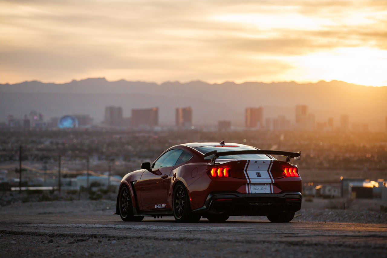 Vista imponente del Mustang Shelby GT500 al atardecer, destacando su musculosa trasera.