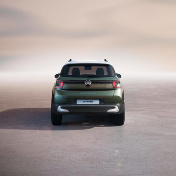 Vista trasera del nuevo Citroën C3 Aircross, destacando faros y diseño de bumper