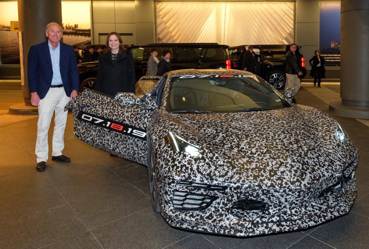 Vista lateral del prototipo camuflado Chevrolet Corvette.