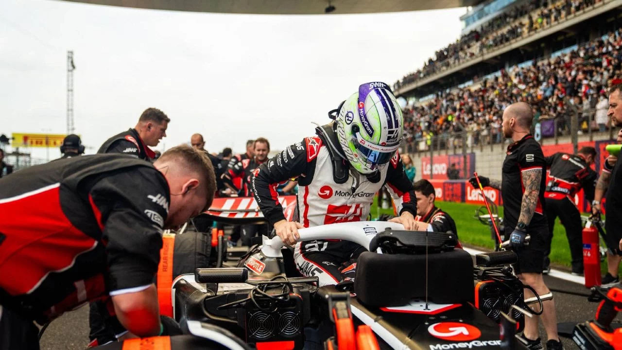 Piloto de F1 Nico Hülkenberg subiendo al monoplaza de Sauber con motor Audi.