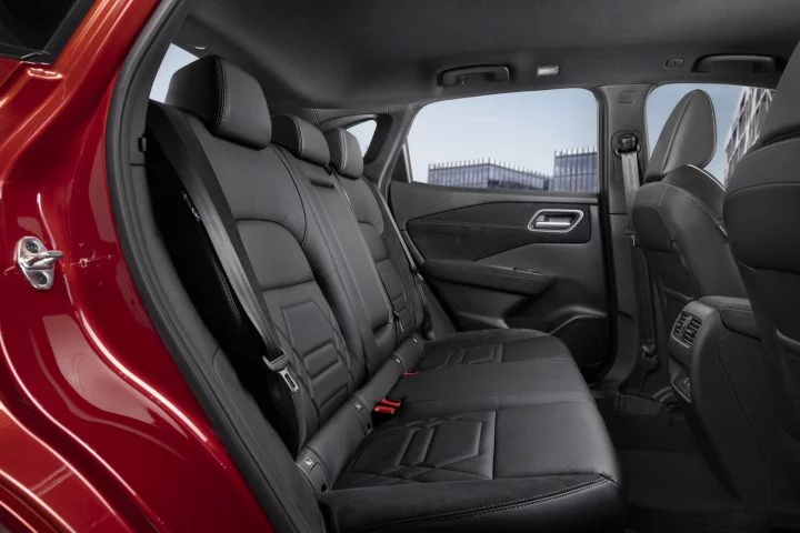 Vista lateral de los asientos de cuero del Nissan Qashqai 2024, destacando su diseño y confort.