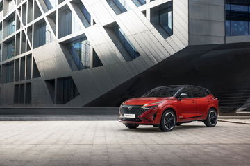 Vista lateral del Nissan Qashqai 2024 en color rojo, mostrando su diseño dinámico