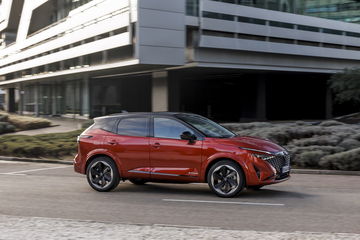 Vista lateral del Nissan Qashqai 2024 en movimiento, tonalidad roja.