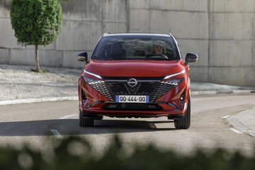 Vista frontal del Nissan Qashqai 2024 en color rojo, destacando su diseño vanguardista.