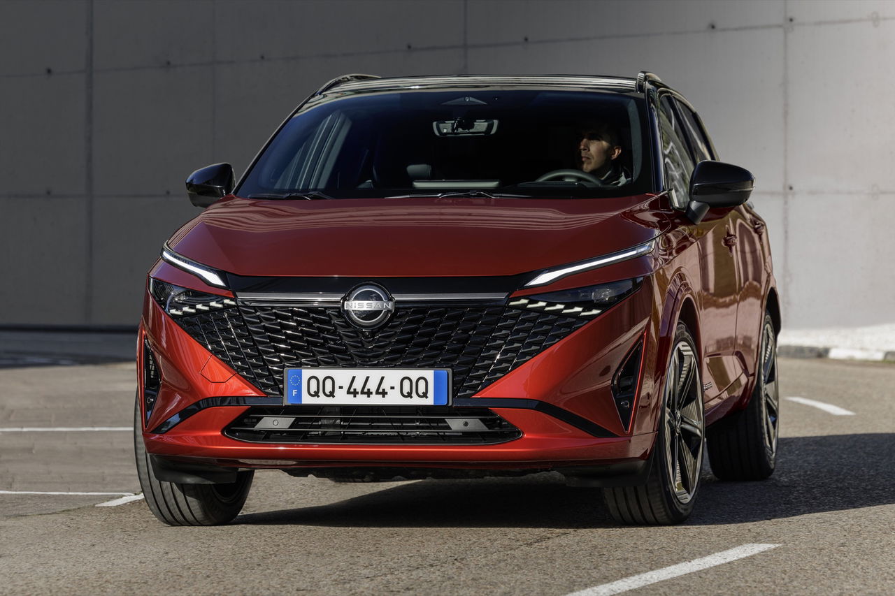 Vista angular delantera del Nissan Qashqai 2024 en rojo, destacando su diseño vanguardista.