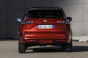 Vista posterior del Nissan Qashqai 2024 en color rojo, destacando su diseño de pilotos y líneas dinámicas.