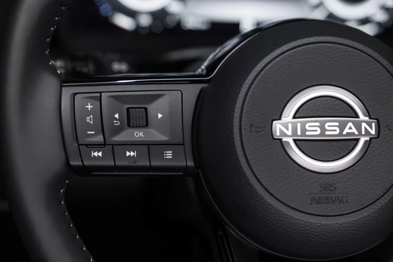 Volante del Nissan Qashqai 2024 con controles multimedia.