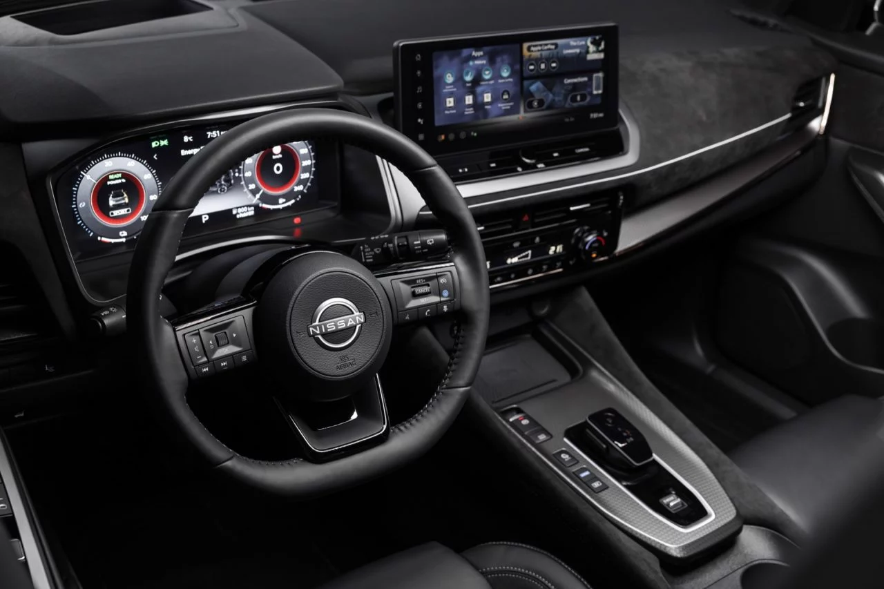 Vista elegante del habitáculo del Nissan Qashqai 2024, destacando tecnología y confort.