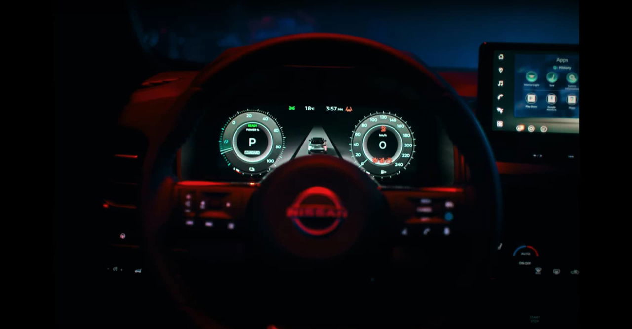 Vista nocturna del cuadro de instrumentos del Nissan Qashqai 2024, iluminación y diseño modernos.