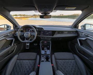 Vista del habitáculo del nuevo Audi S3 2024, destacando su lujoso diseño y tecnología avanzada.