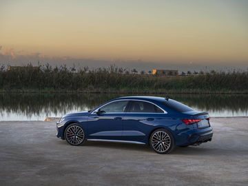 Vista lateral del nuevo Audi S3 2024 mostrando su línea deportiva y llantas elegantes