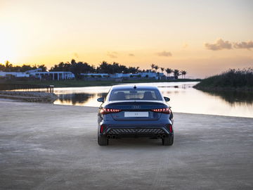 Vista trasera del nuevo Audi S3 2024 destacando sus líneas deportivas y sistema de iluminación LED.