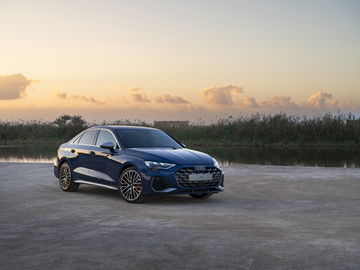 El Audi S3 2024 muestra su potente silueta lateral y dinámica frontal.