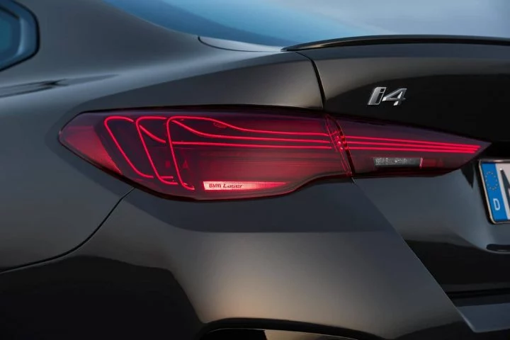 Vista en detalle de la luz trasera del BMW i4, realzando su diseño distintivo.