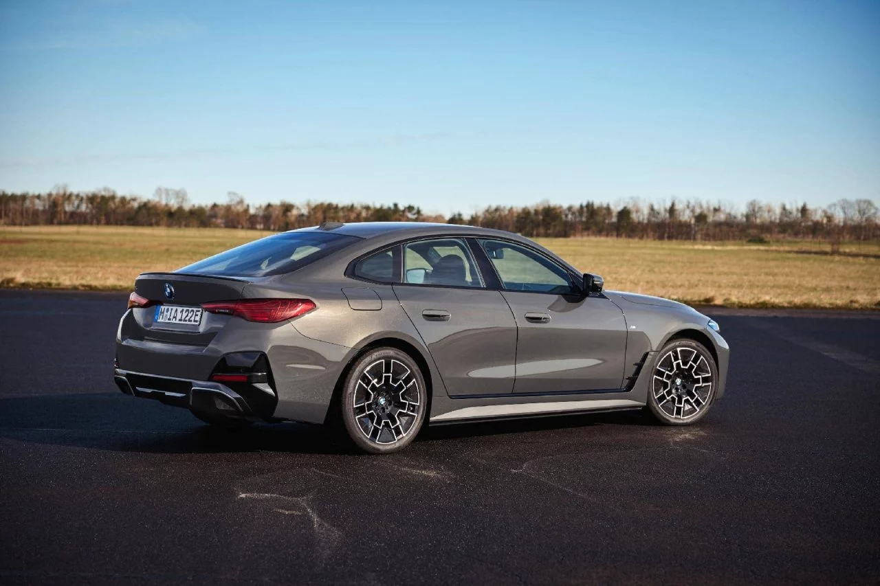 Vista lateral y trasera del BMW i4 eDrive con su elegante diseño aero dinámico.