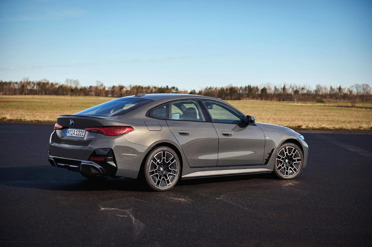 Vista lateral y trasera del BMW i4 eDrive con su elegante diseño aero dinámico.