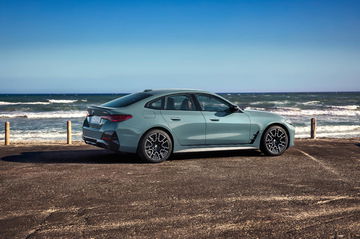 Vista lateral del nuevo BMW i4 M50 mostrando su perfil aerodinámico y diseño deportivo.