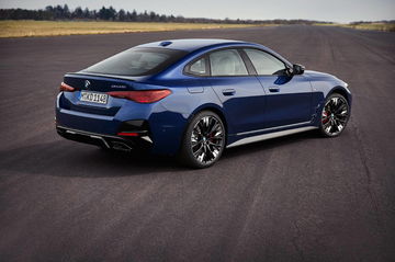 Vista de la trasera y lateral del BMW M440i xDrive, mostrando su diseño deportivo.