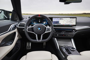 Vista panorámica del habitáculo del BMW M440i xDrive, destacando su lujoso diseño y tecnología avanzada.