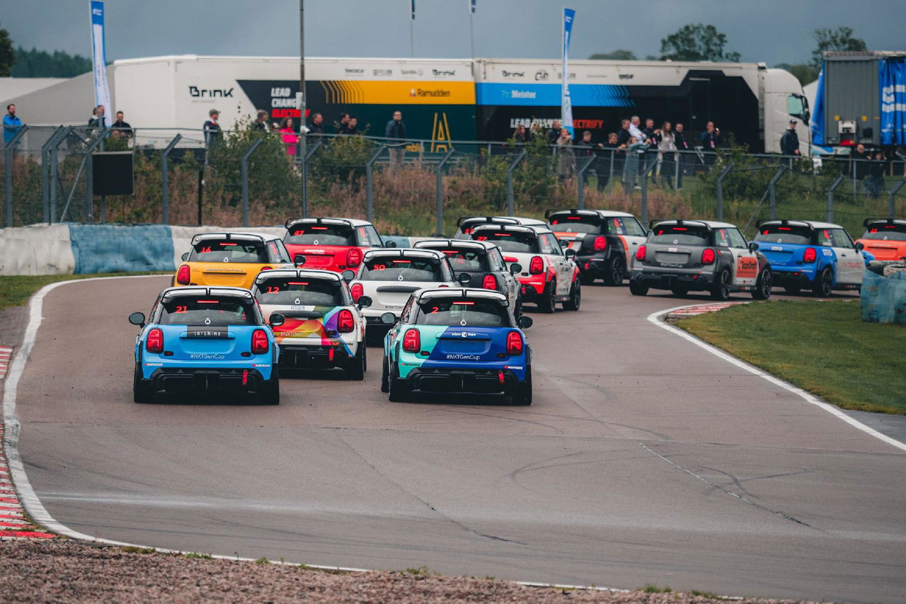 Grupo de coches de Fórmula E listos para competir 