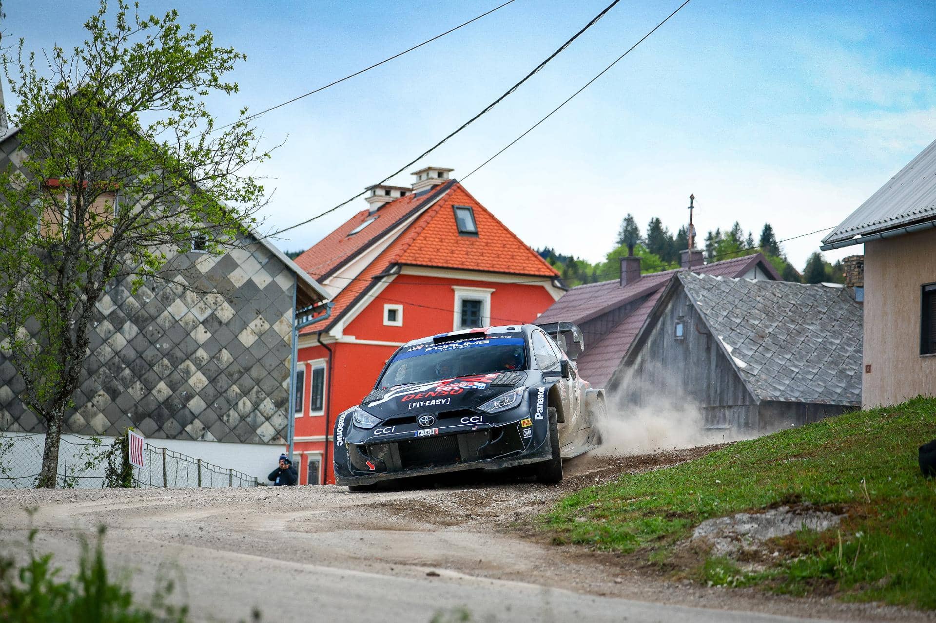 Rally de Croacia: Sébastien Ogier no se conforma y el sábado será cosa de tres