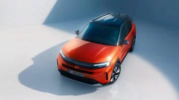Vista aérea frontal del Opel Frontera 2024 en un acabado naranja vibrante.