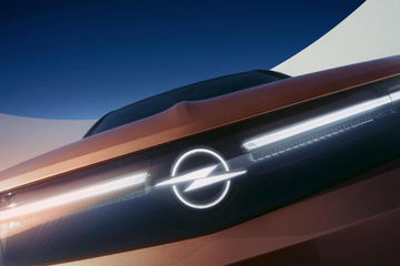 Vista detallada de la iluminación diurna y parrilla del Opel Grandland 2024