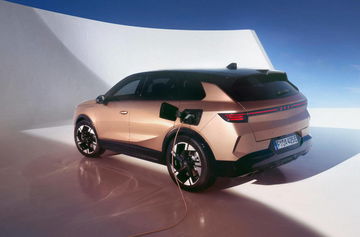 Opel Grandland 2024 en una toma que muestra su diseño trasero y lateral.