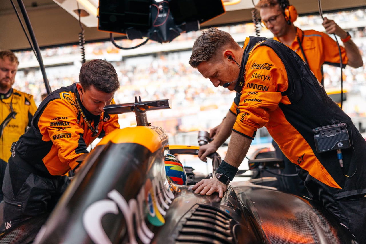 Técnicos de McLaren trabajando en ajustes del monoplaza F1 2024