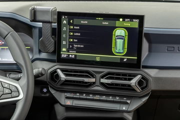 Pantalla táctil del sistema de infoentretenimiento del Dacia Duster.