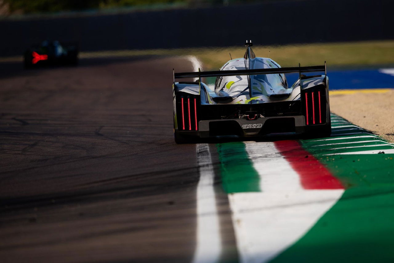 Vista trasera del Peugeot 9X8 LMH en acción en el circuito de Imola.