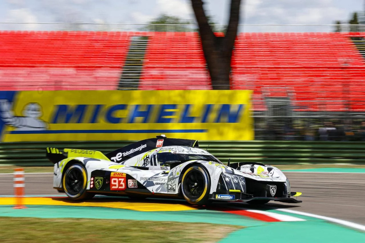 Vista dinámica del Peugeot 9X8 LMH en acción durante una carrera en Imola.