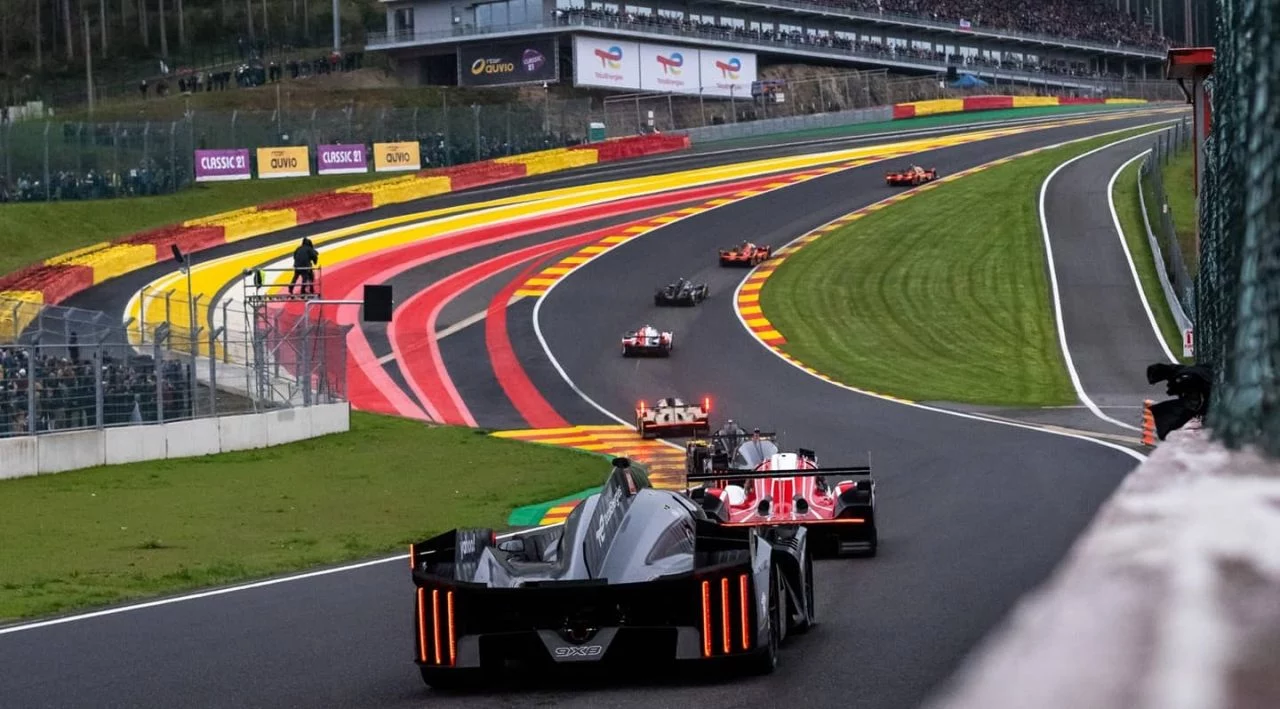 Vista dinámica del Peugeot en competencia, mostrando su perfil en acción en Spa.