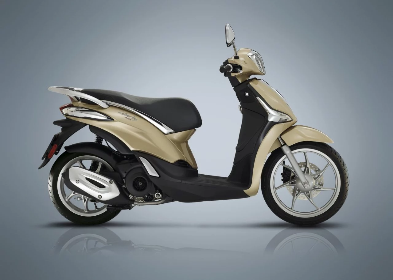 Vista lateral del scooter Piaggio Liberty resaltando su diseño elegante y urbano.