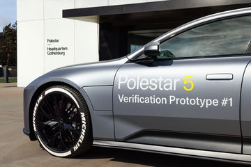 Vista lateral del prototipo de verificación Polestar 5 en las instalaciones de Gotemburgo.