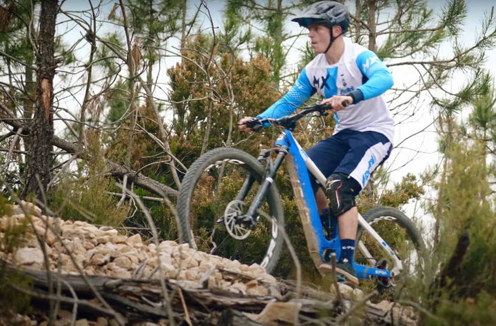 Ciclista enfrentando terreno pedregoso con la bicicleta eléctrica Polini EP-3.