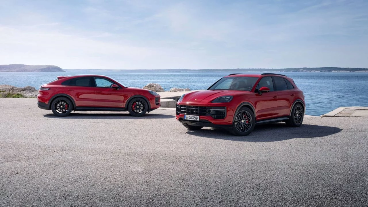 Vista lateral del Porsche Cayenne GTS 2024 en un entorno costero