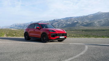 Vista lateral del Porsche Cayenne GTS 2024 mostrando su diseño dinámico y deportivo.