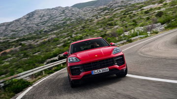 Vista dinámica del Porsche Cayenne GTS 2024 en carretera serpenteante