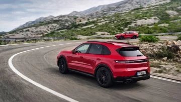 Vista dinámica del Porsche Cayenne GTS 2024 en curva, destacando su diseño deportivo.