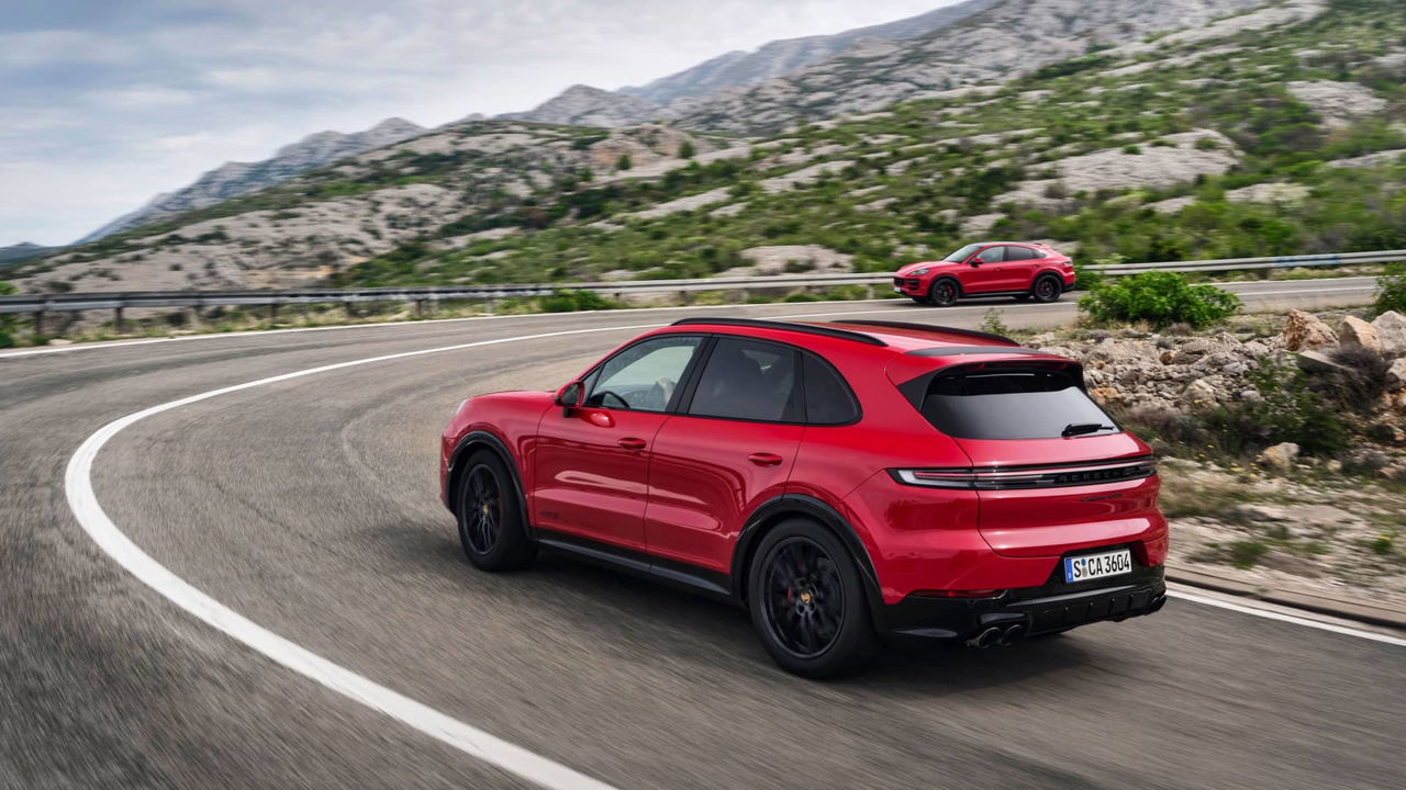 Vista dinámica del Porsche Cayenne GTS 2024 en curva, destacando su diseño deportivo.