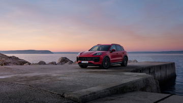 El Porsche Cayenne GTS 2024 posa majestuosamente en un atardecer, mostrando su diseño deportivo y elegante.