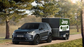 Land Rover Discovery remolcando un Jeep, exhibiendo capacidad de arrastre.