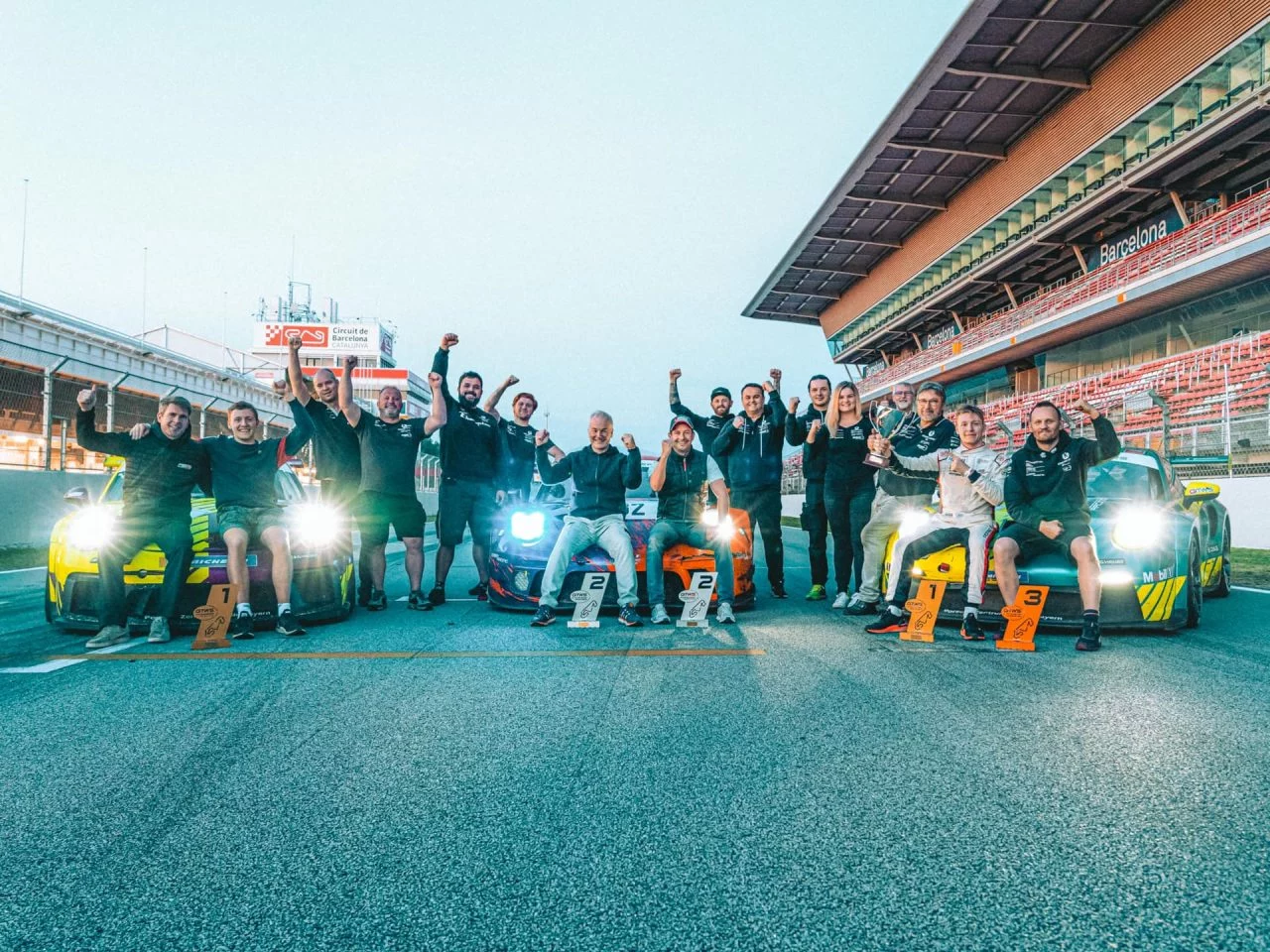 Equipo de competición celebra victoria en Barcelona-Catalunya con su coche