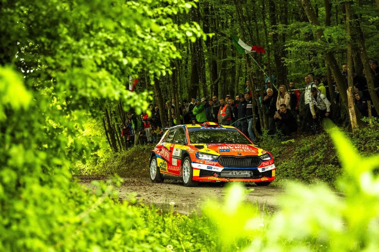 Vehículo de competición derrapando en etapa boscosa del Rally Croacia 2024.