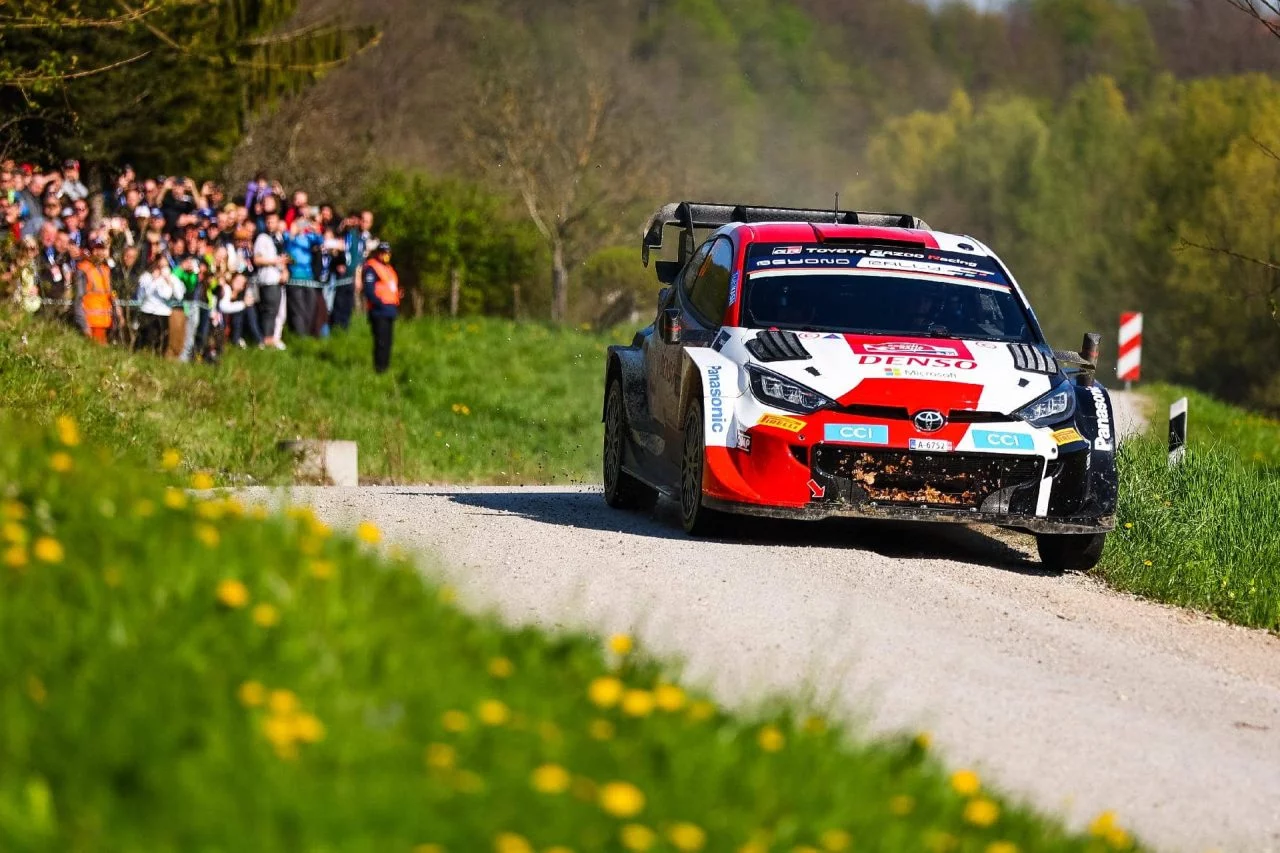 Vehículo de competición en acción durante el Rally de Croacia 2024, mostrando su dinamismo y diseño.