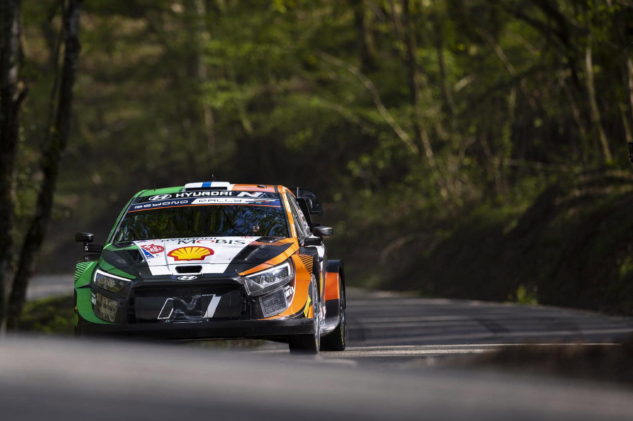 Vista dinámica de un Hyundai i20 en competición, enfocado en la acción del rally de Croacia 2024.