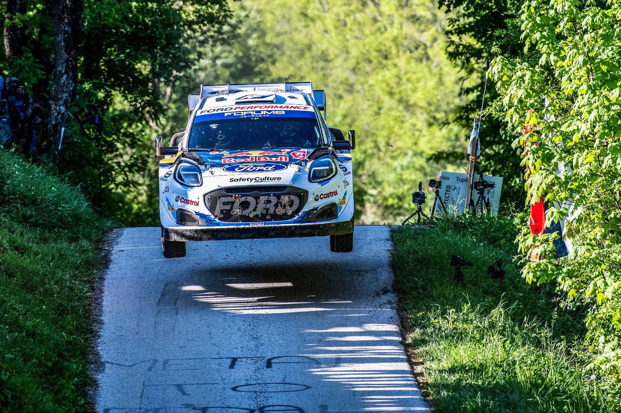 Salto espectacular en el Rally de Croacia, máxima concentración del piloto.