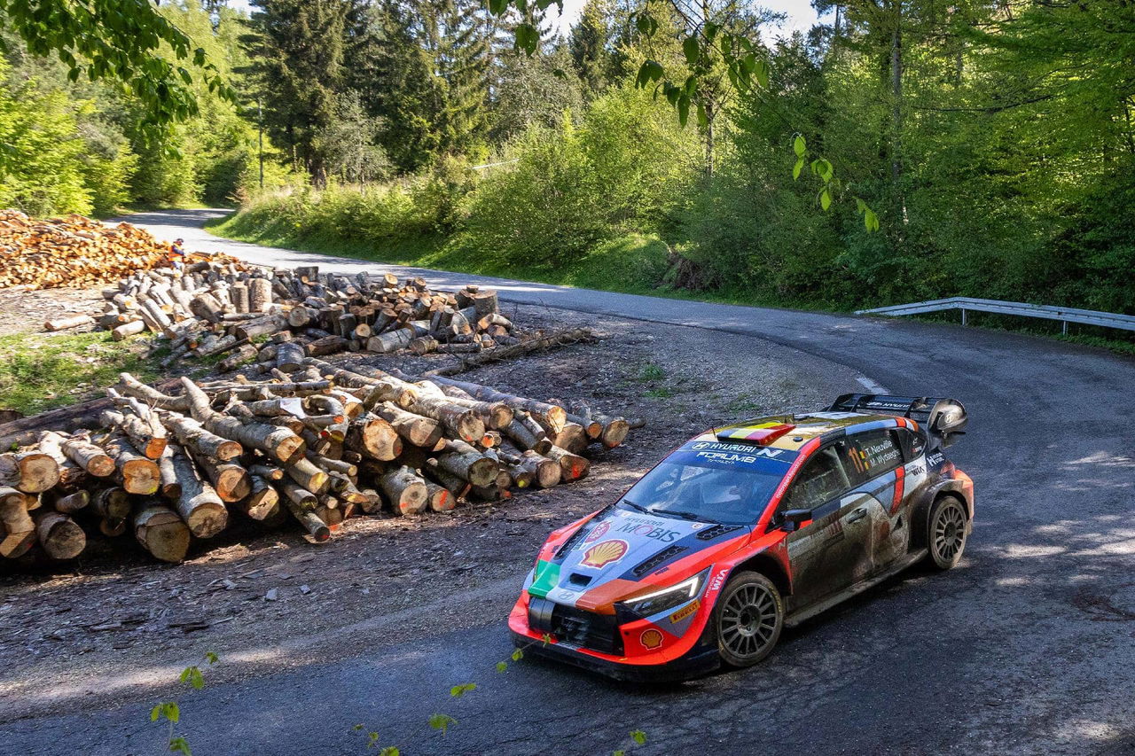 Vehículo de rally en acción, mostrando su lateral mientras compite en el WRC Croacia 2024.